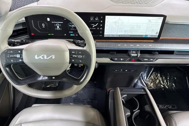 Photo of 2024 Ivory Silver Kia EV9