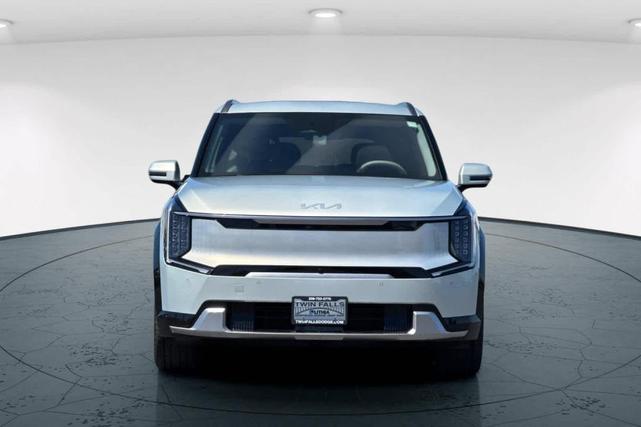Photo of 2024 Ivory Silver Kia EV9