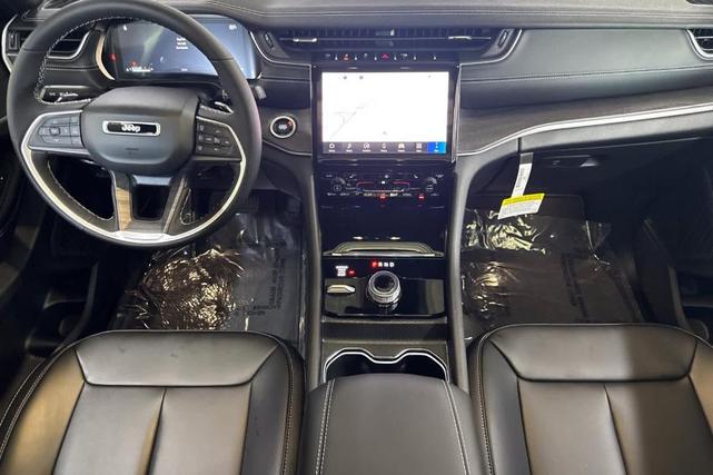 Photo of 2025 Bright White Clearcoat Jeep Grand Cherokee