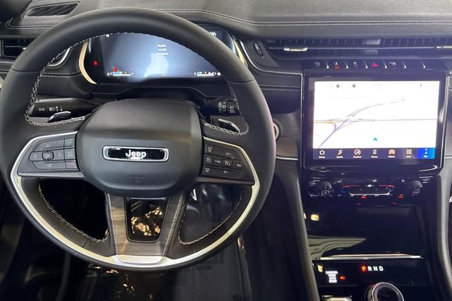 Photo of 2025 Bright White Clearcoat Jeep Grand Cherokee