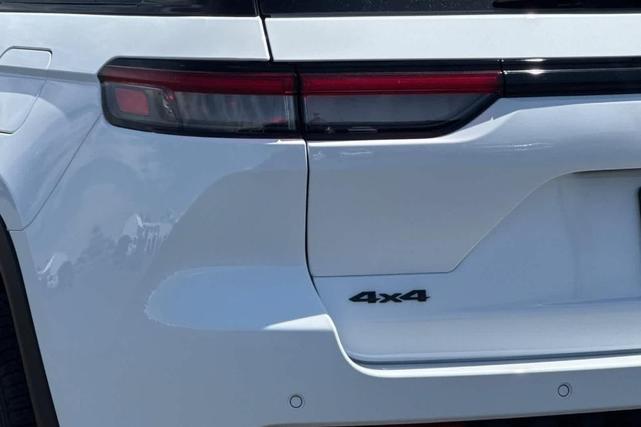 Photo of 2025 Bright White Clearcoat Jeep Grand Cherokee