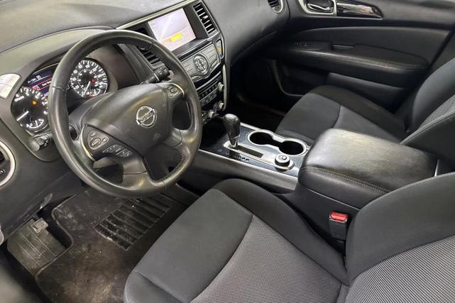 Photo of 2018 Brilliant Silver Nissan Pathfinder