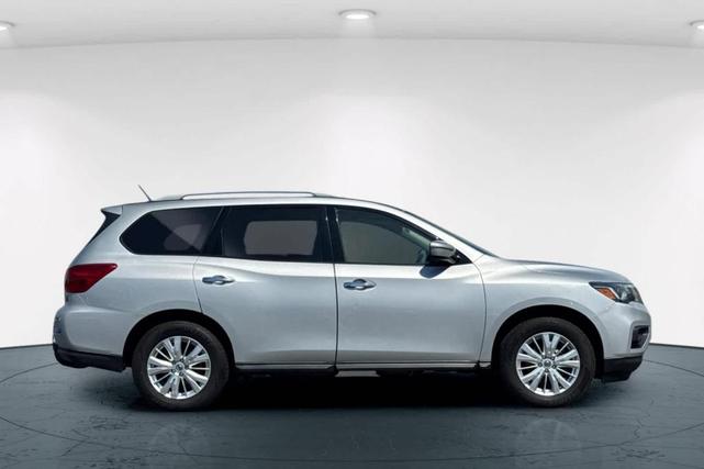 Photo of 2018 Brilliant Silver Nissan Pathfinder