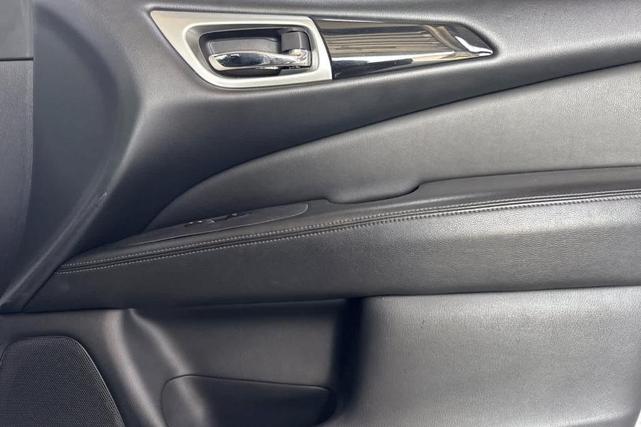 Photo of 2018 Brilliant Silver Nissan Pathfinder