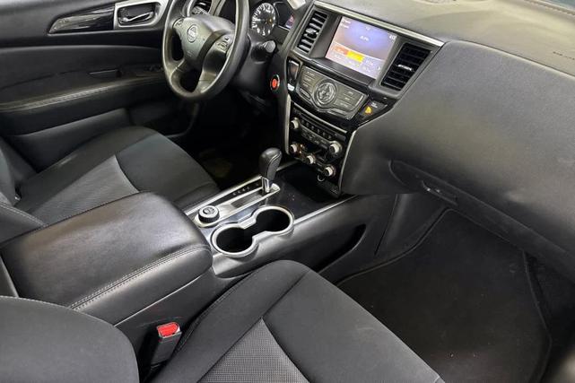 Photo of 2018 Brilliant Silver Nissan Pathfinder