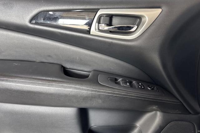 Photo of 2018 Brilliant Silver Nissan Pathfinder