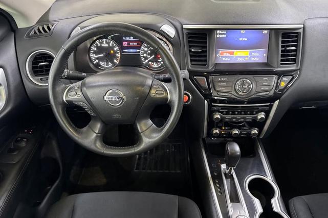 Photo of 2018 Brilliant Silver Nissan Pathfinder