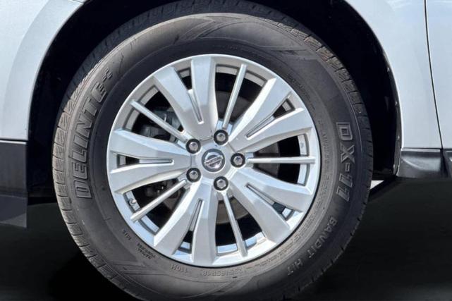 Photo of 2018 Brilliant Silver Nissan Pathfinder