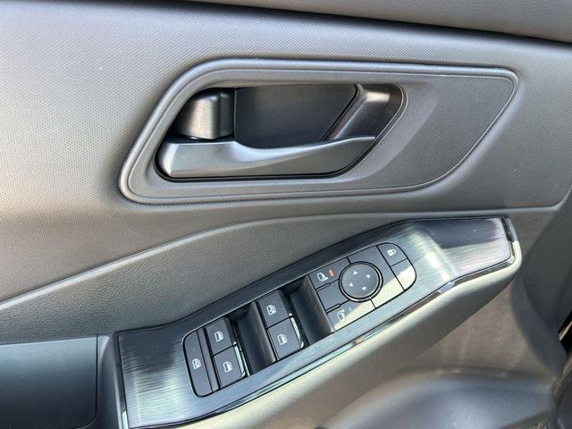 Photo of 2025 Super Black Nissan Rogue
