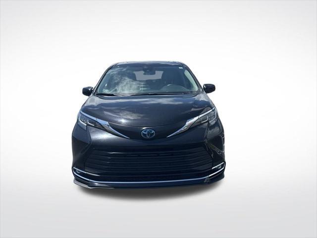 Photo of 2023 Midnight Black Metallic Toyota Sienna