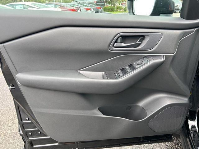 Photo of 2025 Super Black Nissan Rogue