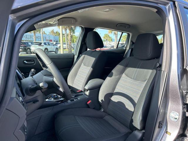 Photo of 2025 Gun Metallic Nissan Leaf