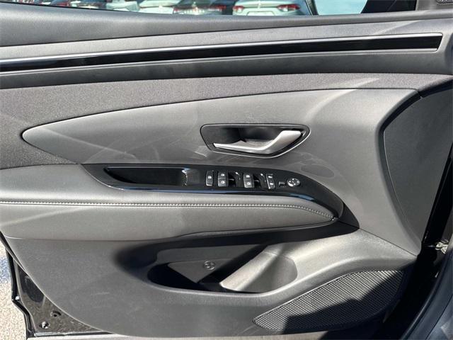 Photo of 2024 Black Pearl Hyundai TUCSON Hybrid