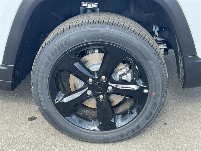 Photo of 2025 Bright White Clearcoat Jeep Grand Cherokee L