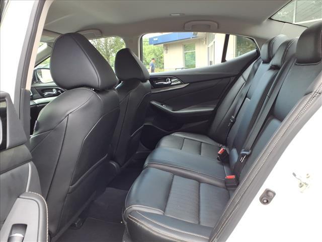 Photo of 2023 Pearl White Tricoat Nissan Maxima