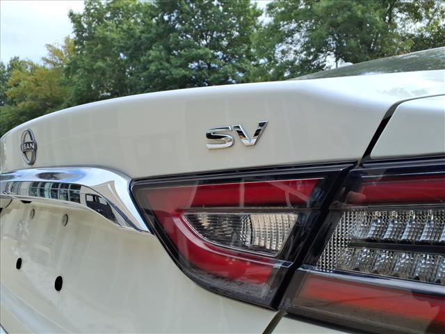 Photo of 2023 Pearl White Tricoat Nissan Maxima