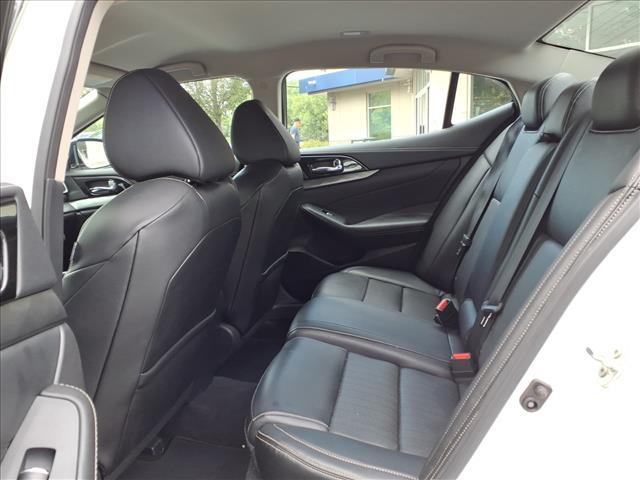 Photo of 2023 Pearl White Tricoat Nissan Maxima