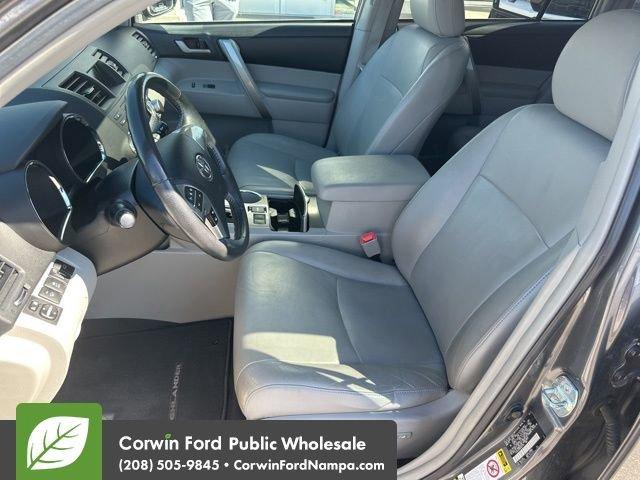 Photo of 2011 Gray Toyota Highlander