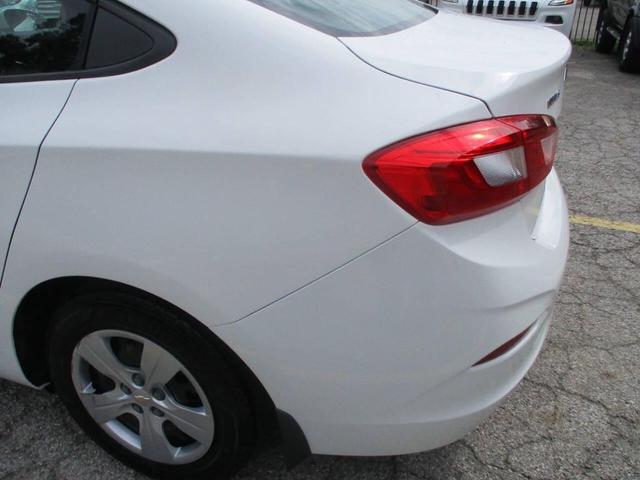 Photo of 2017 Summit White Chevrolet Cruze