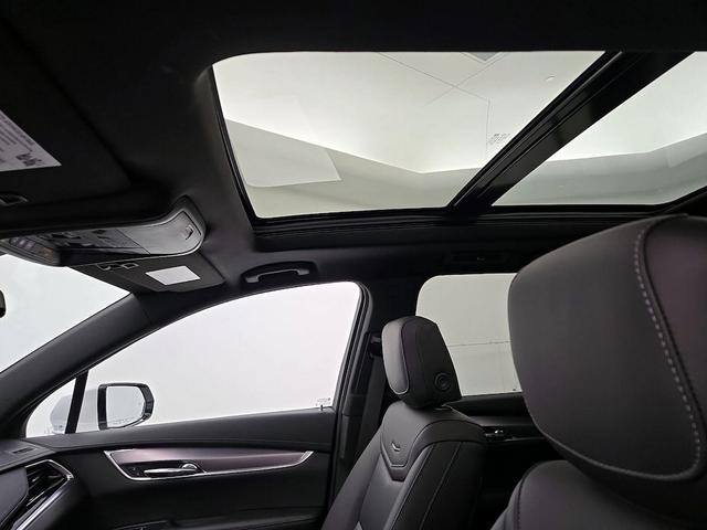 Photo of 2023 White Cadillac XT6