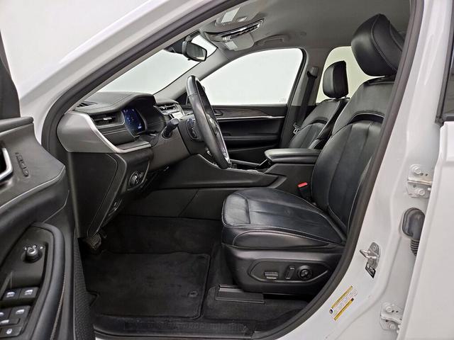 Photo of 2021 White Jeep Grand Cherokee L