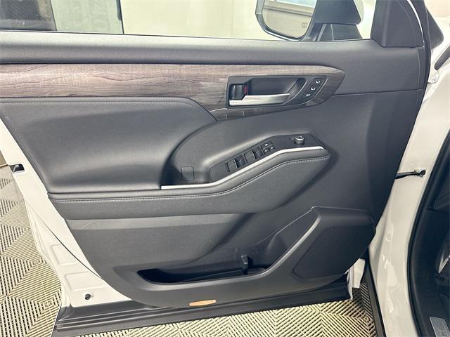 Photo of 2023 Pear Toyota Highlander