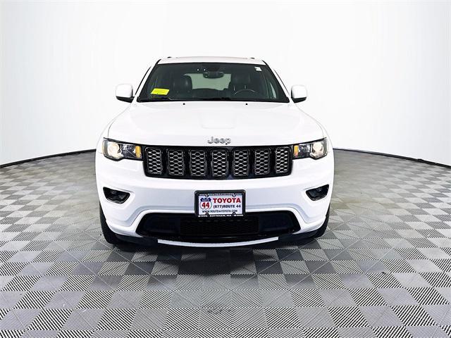 Photo of 2017 Bright White Clearcoat Jeep Grand Cherokee