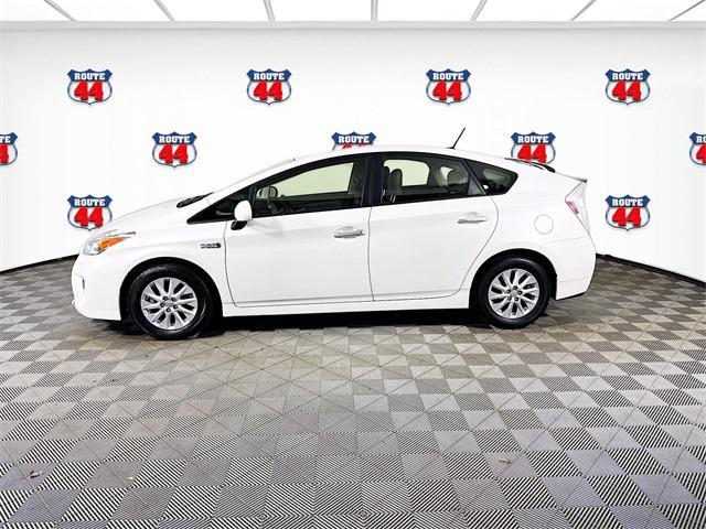 Photo of 2015 White Toyota Prius Plug-in