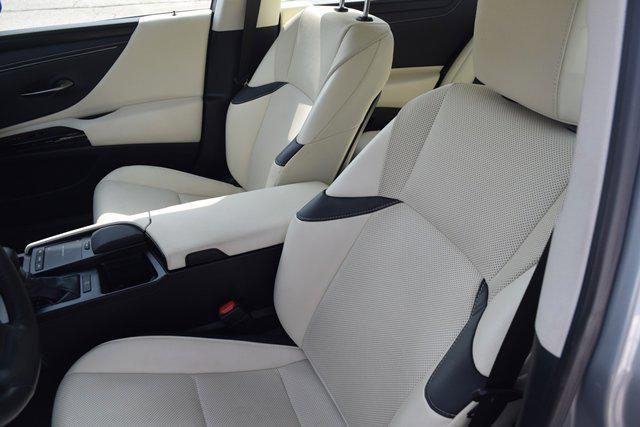 Photo of 2022 Iridium Lexus ES 250