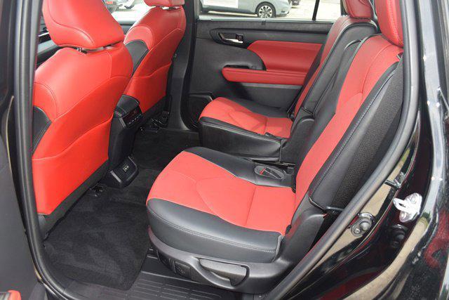 Photo of 2022 Midnight Black Metallic Toyota Highlander