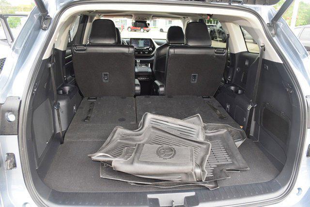 Photo of 2022 Moon Dust Toyota Highlander