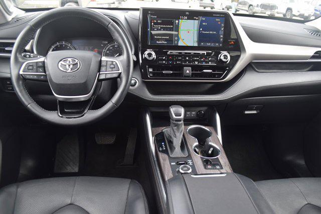 Photo of 2022 Moon Dust Toyota Highlander