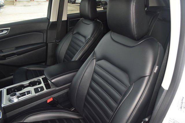 Photo of 2022 Oxford White Ford Edge