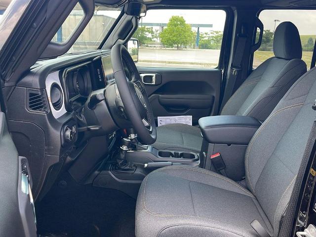Photo of 2025 Black Clearcoat Jeep Wrangler