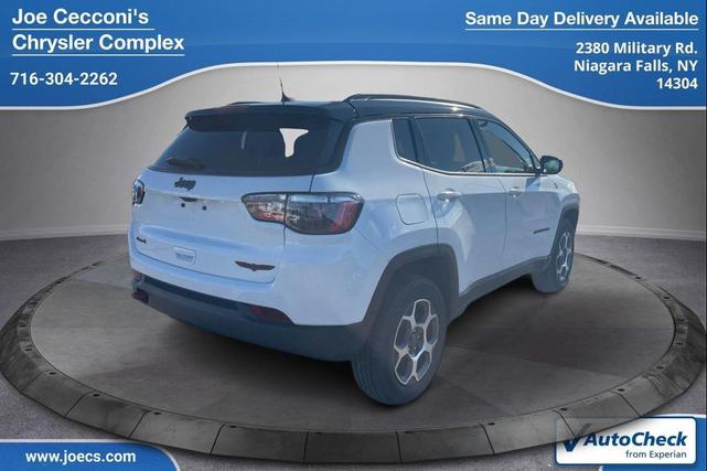 Photo of 2022 Bright White Clearcoat Jeep Compass