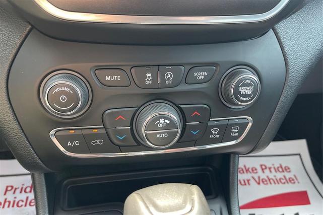 Photo of 2022 Bright White Clearcoat Jeep Cherokee