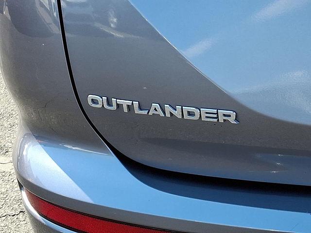 Photo of 2022 Mercury Gray Metallic Mitsubishi Outlander