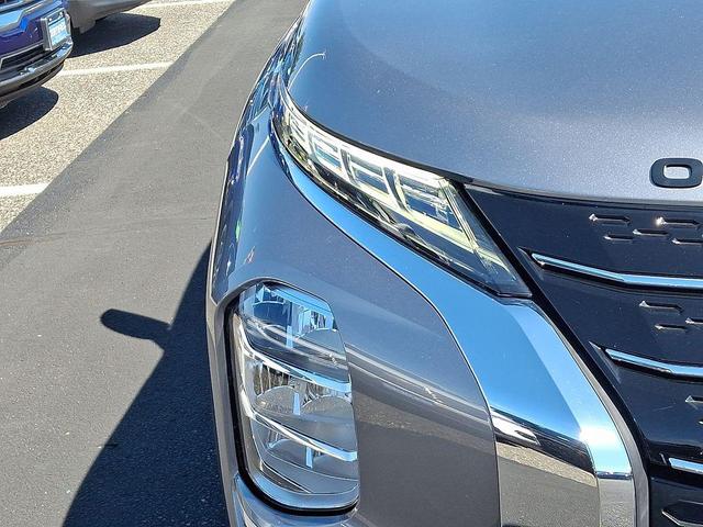 Photo of 2022 Mercury Gray Metallic Mitsubishi Outlander