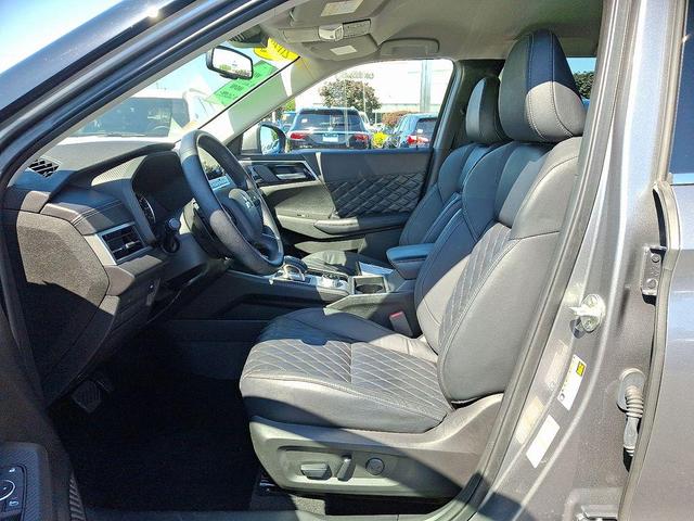 Photo of 2022 Mercury Gray Metallic Mitsubishi Outlander