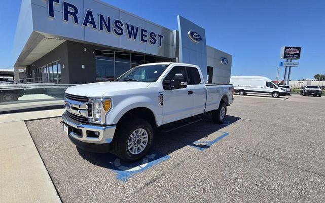 Photo of 2017 Oxford White Ford F-350