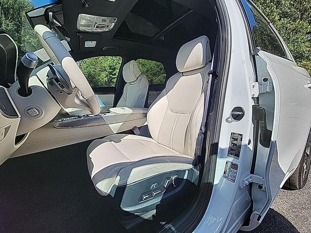 Photo of 2024 Uyuni White Genesis Electrified GV70