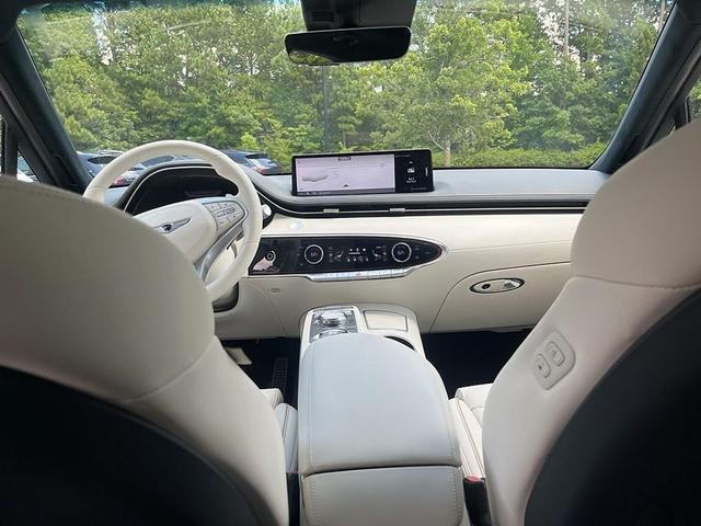 Photo of 2025 Uyuni White Genesis Electrified GV70