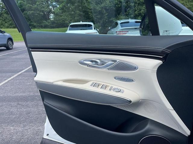 Photo of 2025 Uyuni White Genesis Electrified GV70