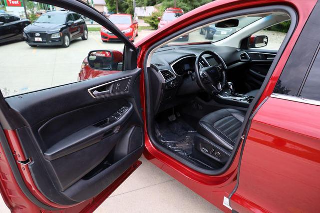 Photo of 2015 Ruby Red Metallic Tinted Clearcoat Ford Edge