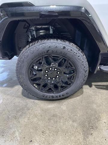 Photo of 2025 White GMC HUMMER EV Pickup