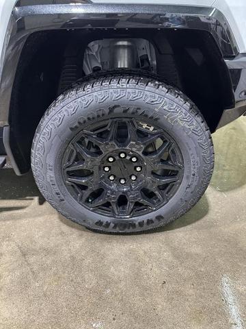 Photo of 2025 White GMC HUMMER EV Pickup