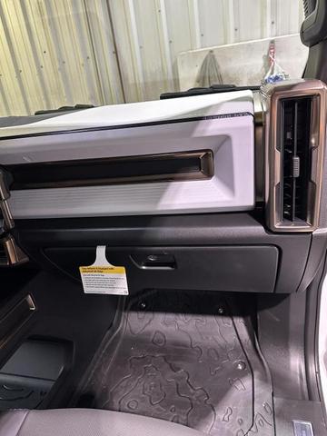 Photo of 2025 White GMC HUMMER EV Pickup