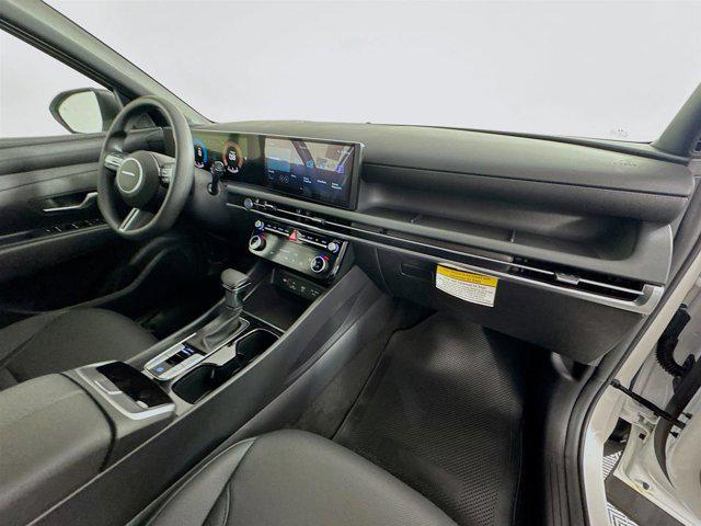 Photo of 2025 Atlas White Hyundai SANTA CRUZ