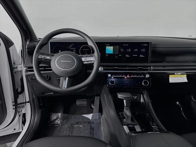 Photo of 2025 Atlas White Hyundai SANTA CRUZ
