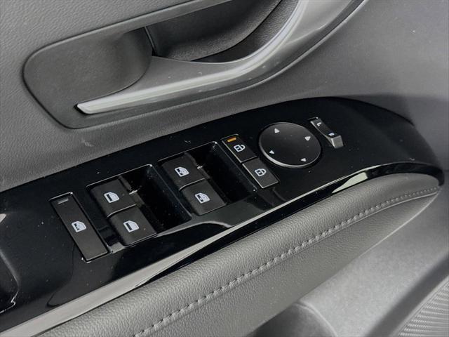 Photo of 2025 Atlas White Hyundai SANTA CRUZ
